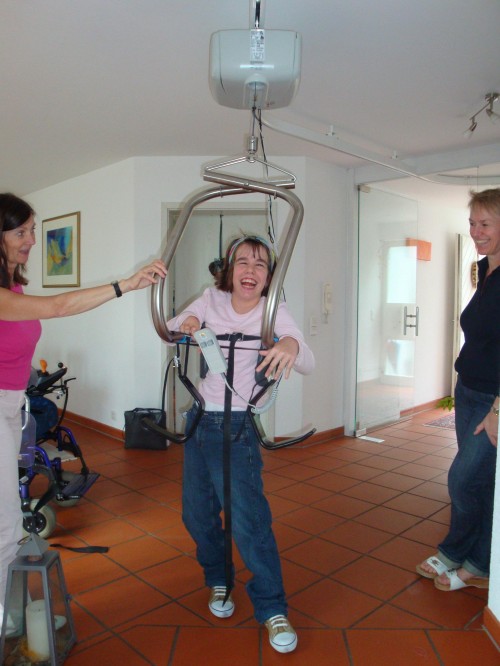 Gehen mit Deckenlifter
