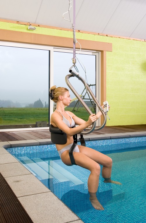 Handi-Move - - Mit Hilfe eines Deckenlifters allein ins Wasser -