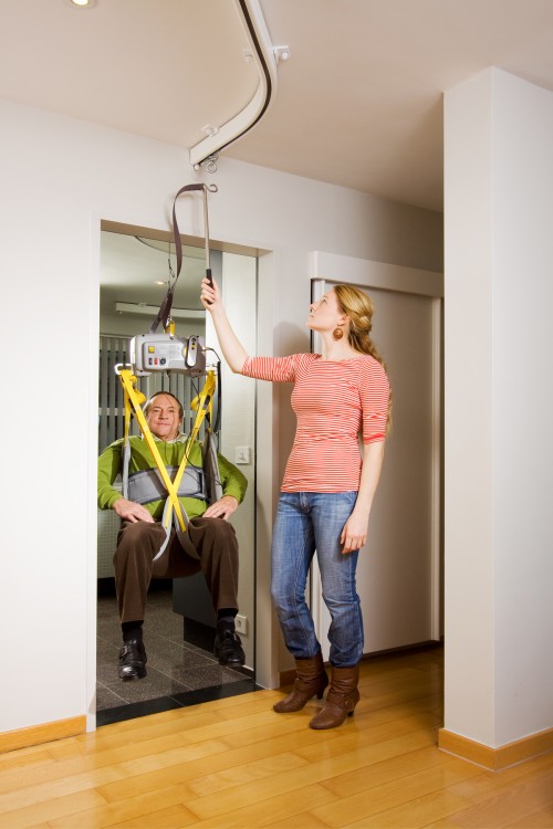 Handi-Move - Lösungen für eine private Wohnung - Ohne Absetzen durch normalbreite Türen und Gänge - Umhänge-Deckenlifter , Umhänge-Deckenlifter - Swingsystem , Toilettenhebetuch , Badehebetuch