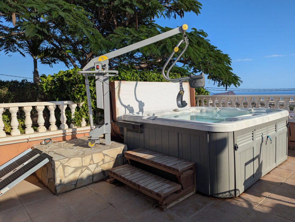 Pool mit Lifter im rollstuhlgerechten Appartement auf Teneriffa