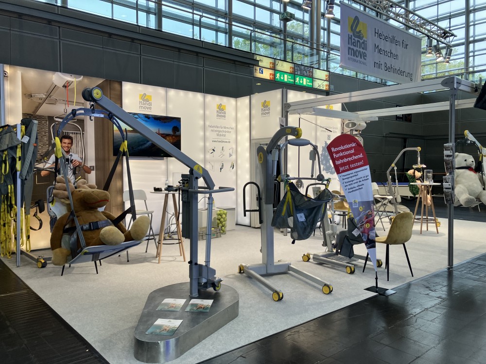 Rehacare Messestand Handi-Move mit mobilen und stationären Hebeliftern
