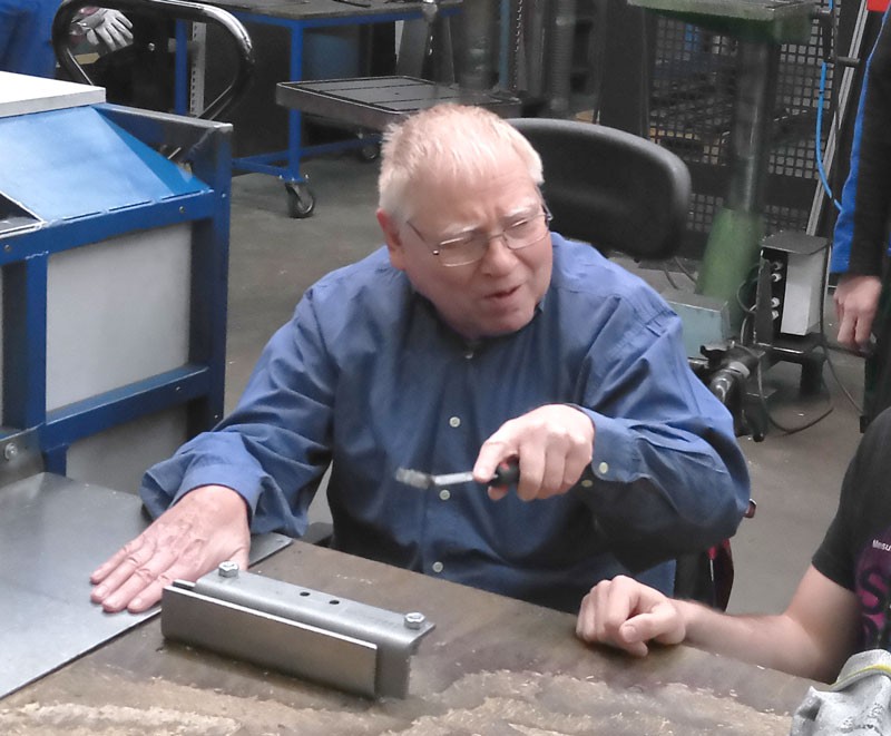 Jürgen Pohl an seinem Arbeitsplatz in der Blechverarbeitung