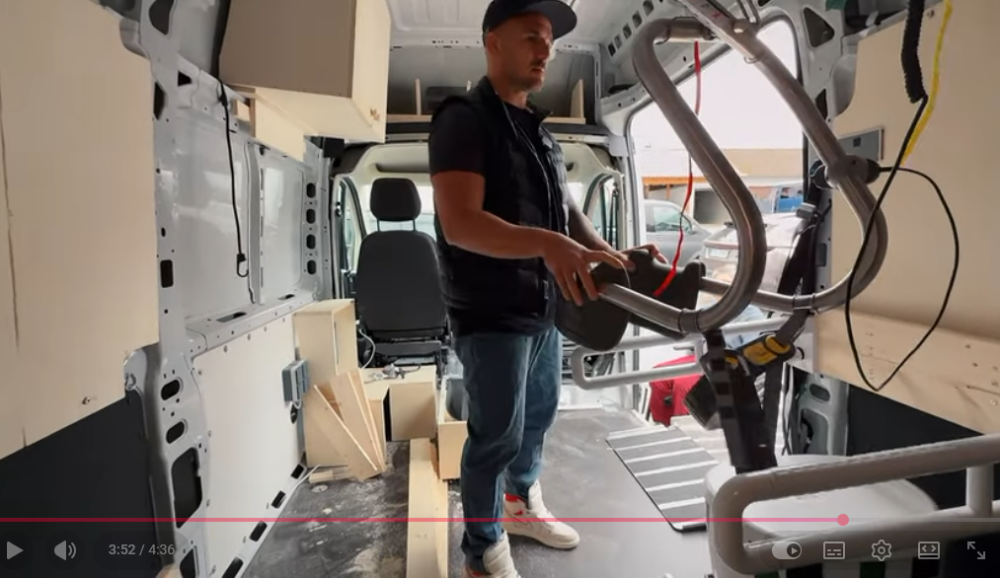 Daniel steht vor dem Lifter, der hier im Caravan eingebaut wurde.