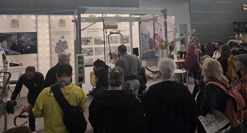 Besucher bei der Produkt-Vorführung auf unserem Messestand