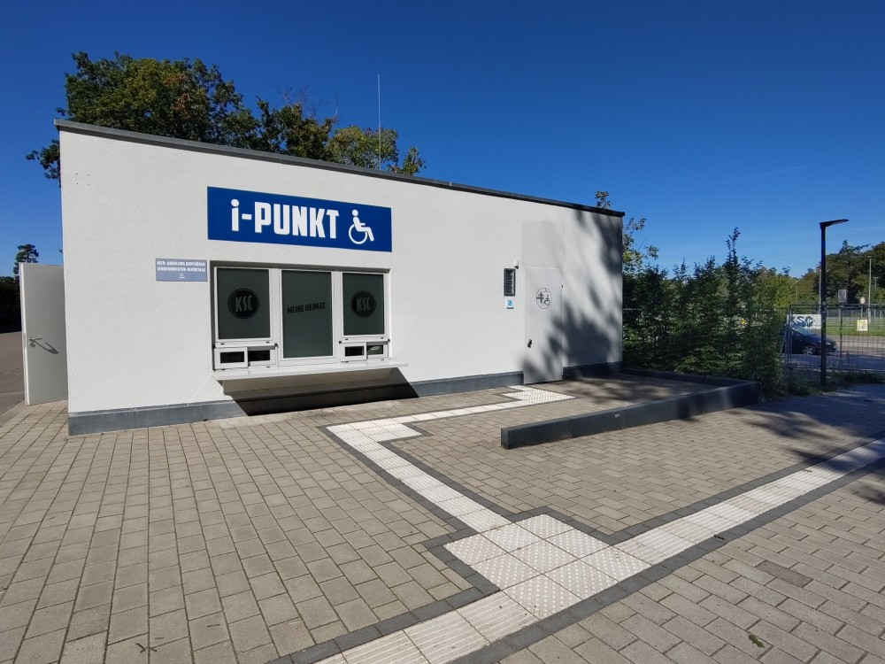 i-Punkt Gebäude mit Eingang zur barrierefreien Toilette