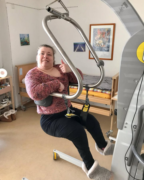 Leonie im Hebelifter Victor mit Hebebügel