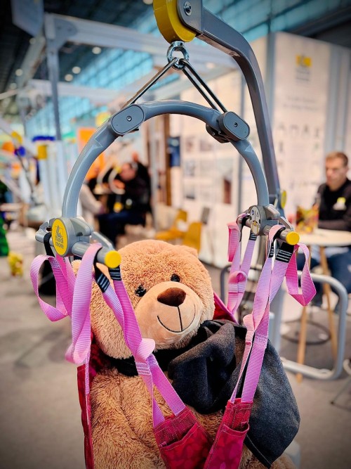 Teddybär im Kinderhebetuch mit Schmetterlingsdesign