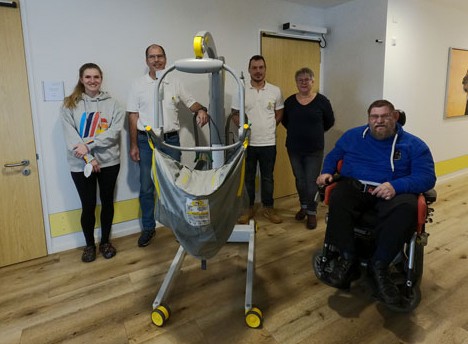 Team mit Patientenlifter Victor: Von links nach rechts: Larissa Kremser (Antoniushaus), Jürgen Menges (Handi-Move), Augustin Mare (Handi-Move), Birgit Nitzschke-Mader (Leitung Haus Franziska), Frank Kögler (Bewohner Haus Franziska)