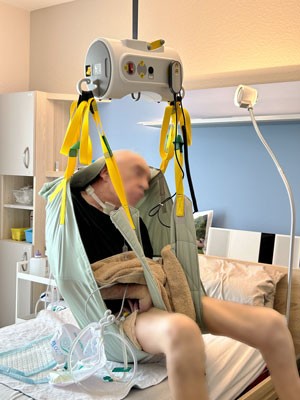 aufrichten des patienten in der intensivpflege mit patientenlifter