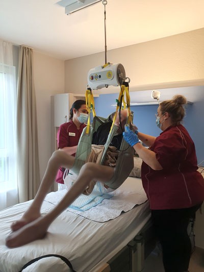 umlagern eines patienten in der intensivpflege mit umhängedeckenlifter