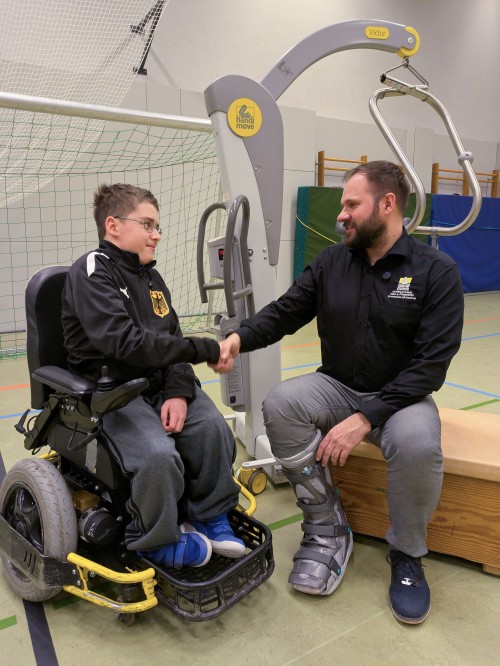 Jokob Mergenthaler schüttelt Christoph Zucker die Hand
