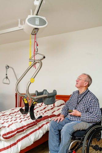 Deckenlifter mit Deckenmotor - Selbstständige Nutzung ; Deckenschienen ; Handi-Move Hebebügel® - Handi-Move Patientenlifter