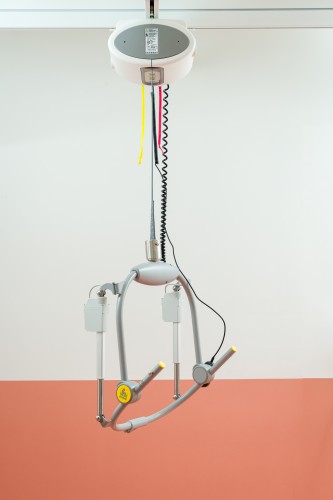 Deckenlifter mit Deckenmotor - Selbstständige Nutzung ; Das Kippjoch - Handi-Move Patientenlifter