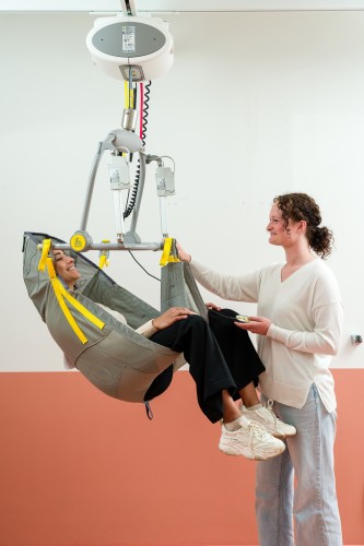 Deckenlifter mit Deckenmotor - Selbstständige Nutzung ; Das Kippjoch - Handi-Move Patientenlifter