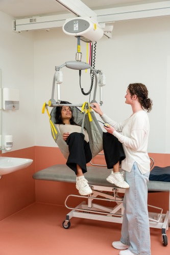 Deckenlifter mit Deckenmotor - Selbstständige Nutzung ; Das Kippjoch - Handi-Move Patientenlifter