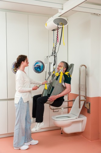 Deckenlifter mit Deckenmotor - Selbstständige Nutzung ; Das Kippjoch - Handi-Move Patientenlifter
