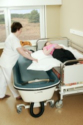 Das Rollboard ; Dusch- und Badetrolley - Handi-Move Patientenlifter