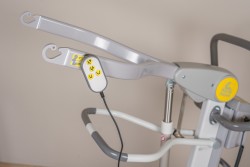Topkwaliteit "Made in Belgium" - Gepatenteerde 'gecombineerde beweging hefarm en handgreep' - Aktivlifter / Aufstehlifter 2620 - Wenig oder keine Belastung unter den Achseln - Handi-Move Patientenlifter