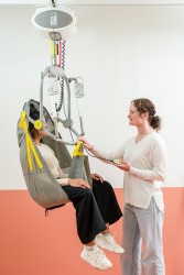 Deckenlifter mit Deckenmotor ; Das Kippjoch - Handi-Move Patientenlifter