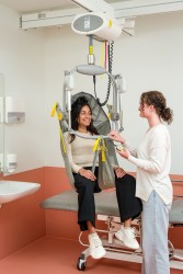 Deckenlifter mit Deckenmotor ; Das Kippjoch - Handi-Move Patientenlifter