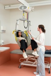 Deckenlifter mit Deckenmotor ; Das Kippjoch - Handi-Move Patientenlifter