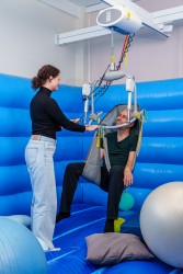 Deckenlifter mit Deckenmotor ; Das Kippjoch - Handi-Move Patientenlifter