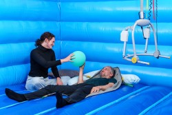 Deckenlifter mit Deckenmotor ; Das Kippjoch - Handi-Move Patientenlifter