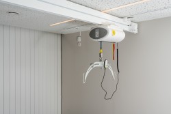 Deckenlifter mit Deckenmotor ; Traversensystem - Handi-Move Patientenlifter