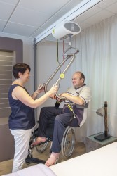 Deckenlifter mit Deckenmotor ; Freistehendes Schienensystem - Handi-Move Patientenlifter