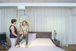 Deckenlifter mit Deckenmotor - Selbstständige Nutzung ; Freistehendes Schienensystem - Handi-Move Patientenlifter