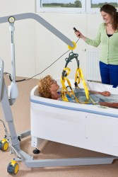 Mobile Lifter 1640 ; Badehebetuch ; Klassische Standard-Einhängevorrichtung ; Digitalwaage - Handi-Move Patientenlifter