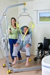 Mobile Lifter 1640 ; "Zweite Haut" Hebetuch ; Kombi-Einhängevorrichtung  ; Digitalwaage - Handi-Move Patientenlifter