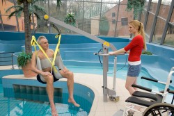 Der Schwimmbadlifter ; Badehebetuch ; Klassische Standard-Einhängevorrichtung - Handi-Move Patientenlifter