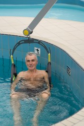 Der Schwimmbadlifter ; Badesitz ; Klassische Standard-Einhängevorrichtung - Handi-Move Patientenlifter