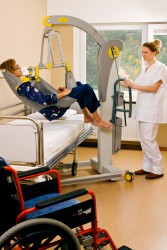 Mobile Lifter 2600 (Victor) ; Mobile Lifter mit Kippjoch 2610 (Victor) ; Das Toilettenhebetuch mit Kopfstütze ; Das Kippjoch - Handi-Move Patientenlifter