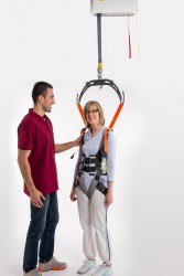 Deckenlifter mit Deckenmotor ; Geh- und Stehgurt - Handi-Move Patientenlifter