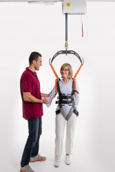 Deckenlifter mit Deckenmotor ; Geh- und Stehgurt - Handi-Move Patientenlifter