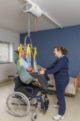 Deckenlifter mit Deckenmotor ; "Zweite Haut" Hebetuch ; Standard-Einhängevorrichtung - Handi-Move Patientenlifter