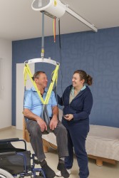 Deckenlifter mit Deckenmotor ; Standard-Hebetuch ; Flache 2-Punkt-Einhängevorrichtung - Handi-Move Patientenlifter