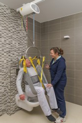 Deckenlifter mit Deckenmotor ; Das Toilettenhebetuch mit Kopfstütze ; Standard-Einhängevorrichtung - Handi-Move Patientenlifter