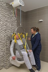 Deckenlifter mit Deckenmotor - Selbstständige Nutzung ; Das Toilettenhebetuch mit Kopfstütze ; Standard-Einhängevorrichtung - Handi-Move Patientenlifter