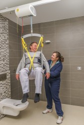 Deckenlifter mit Deckenmotor ; Hygiene - Toilettenhebetuch ; Flache 2-Punkt-Einhängevorrichtung - Handi-Move Patientenlifter
