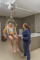 Deckenlifter mit Deckenmotor ; Hygiene - Badehebetuch ; Kombi-Einhängevorrichtung  ; Digitalwaage - Handi-Move Patientenlifter